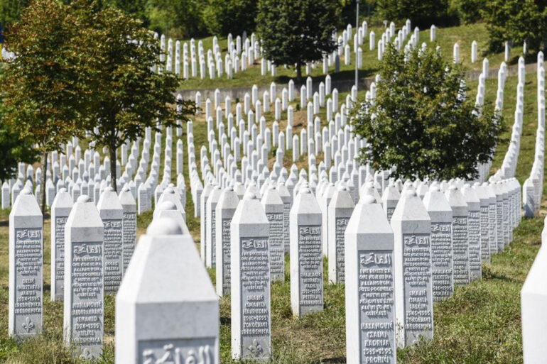 Pamtimo nevine žrtave genocida u Srebrenici. Slava im.